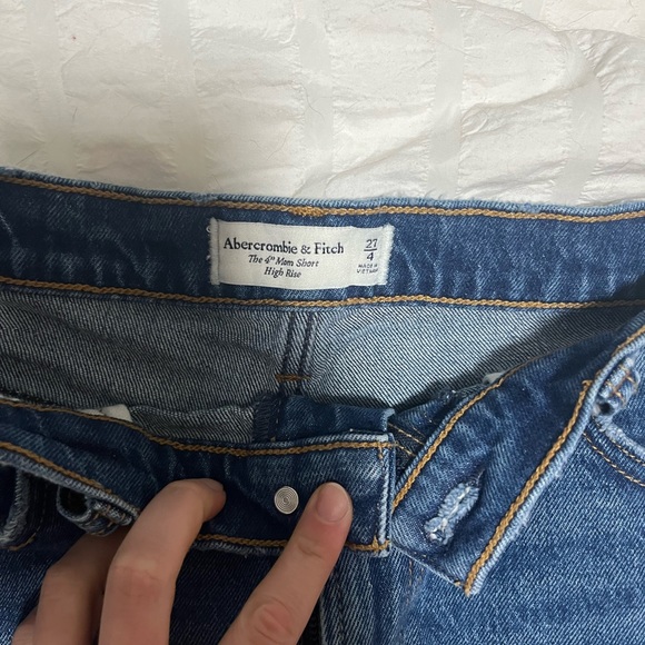 Abercrombie & Fitch 4” mom shorts - Picture 2 of 3